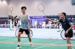 开云体育app-包含羽毛球比赛精彩纷呈，选手互不相让的词条