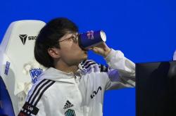 开云体育在线-DK横扫MAD，Uzi团战一打五八强赛2:1（首尔）