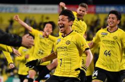 开云体育app-黄蜂惊险击败太阳，保持不败的简单介绍