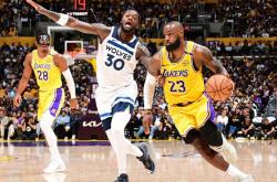 开云体育在线-勇士战胜湖人，詹姆斯砍下三双