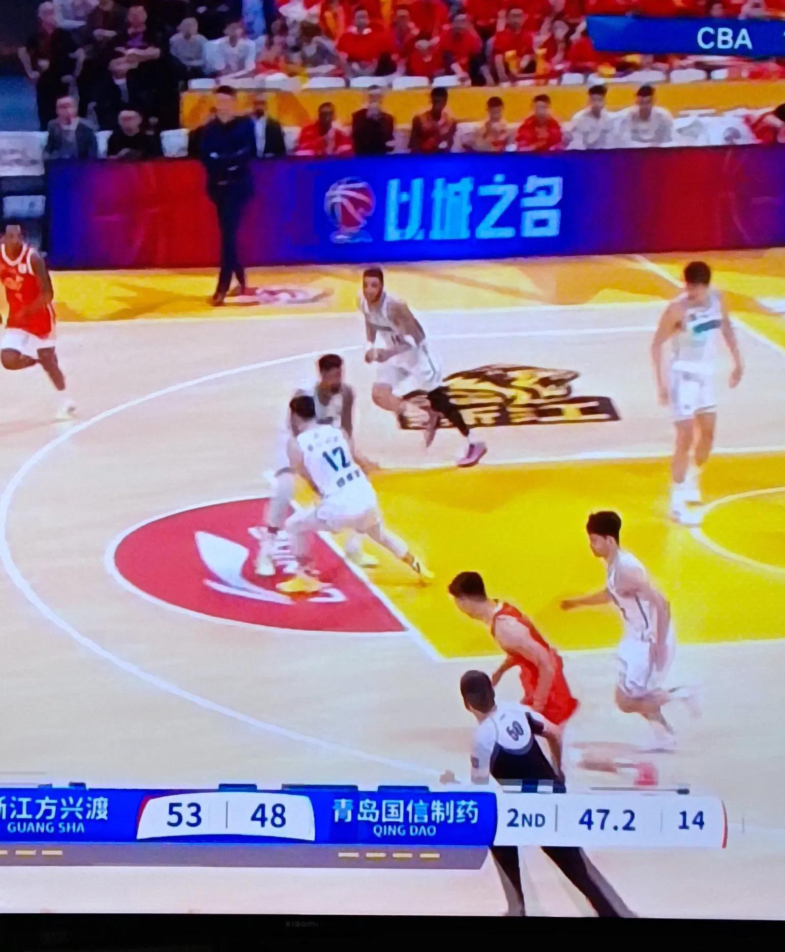 拼抢结果悬念，篮球赛场角逐激烈