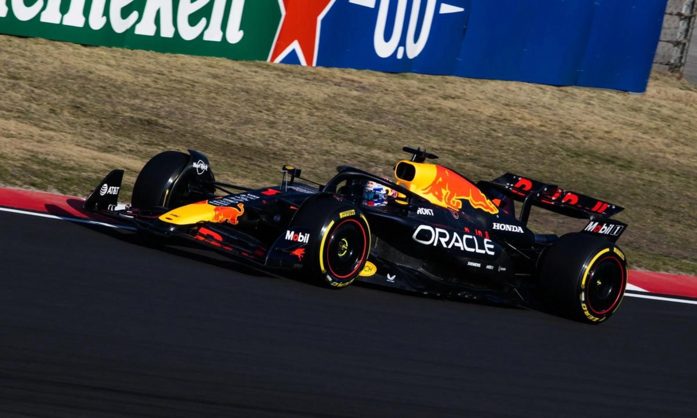 红牛车队翻盘梅赛德斯，皮亚斯特里关键制胜