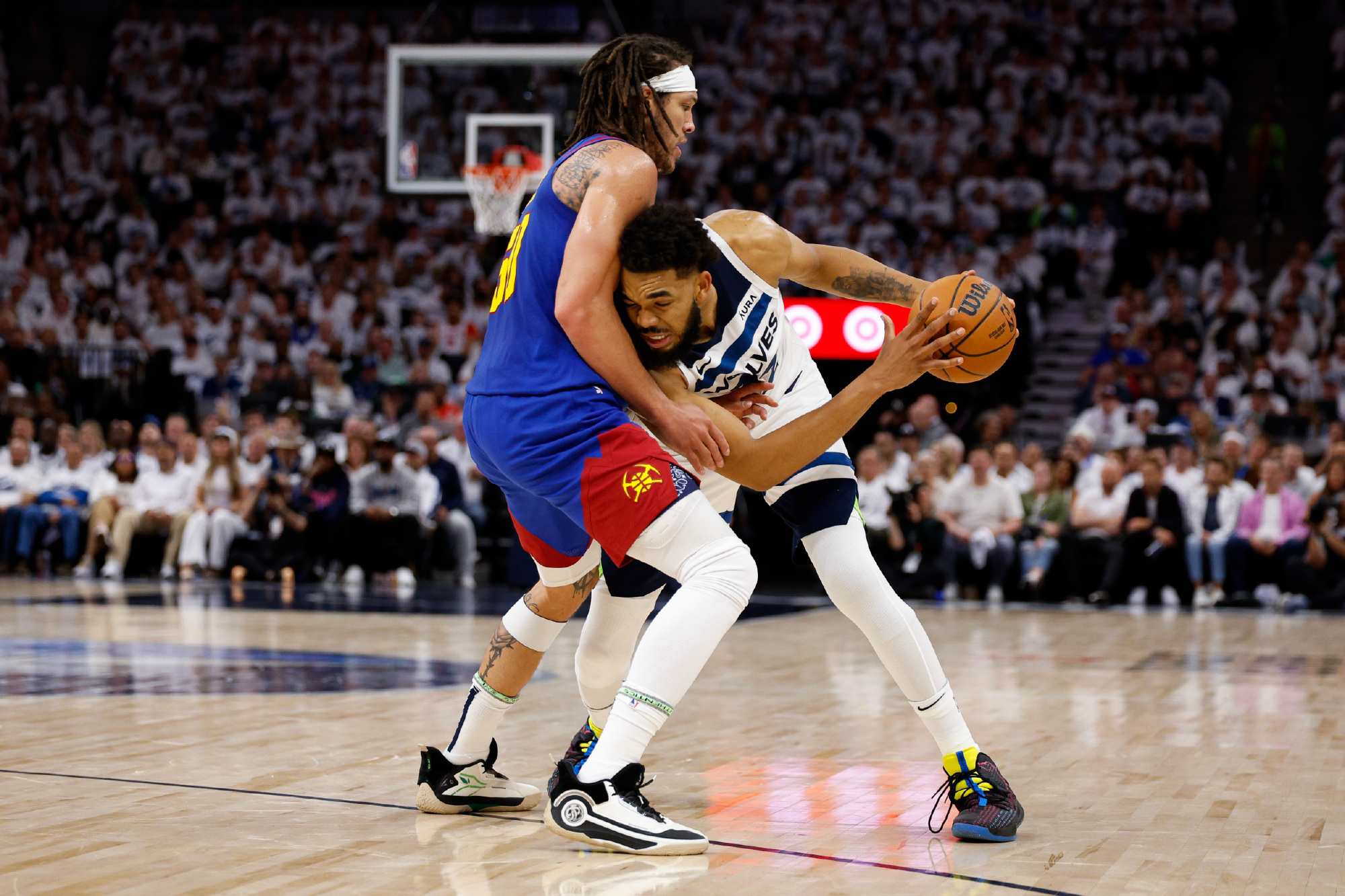 掘金轻取深圳队，布伦森点燃赛场