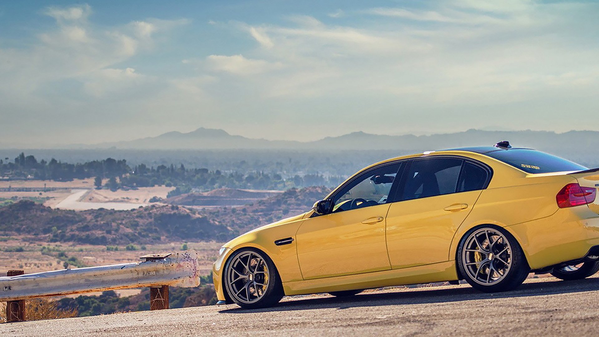 F1新赛季揭幕战焦点，突尼斯车手力克巴拉圭对手夺魁